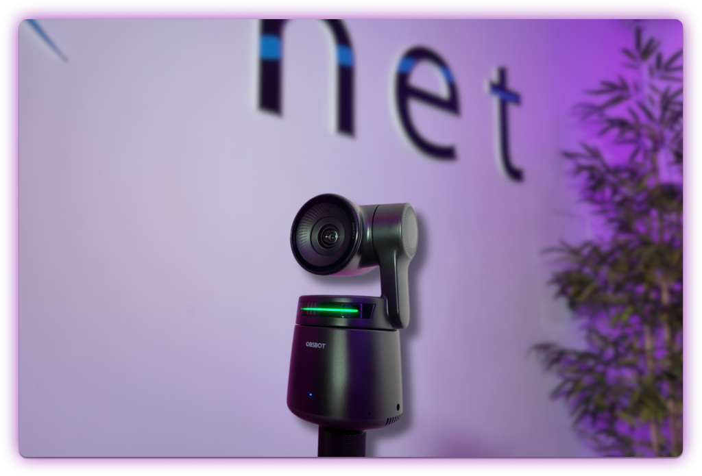 Cámara robótica 4K OBSBOT con inteligencia artificial en un plató profesional en Tenerife para seguimiento automático en grabaciones.